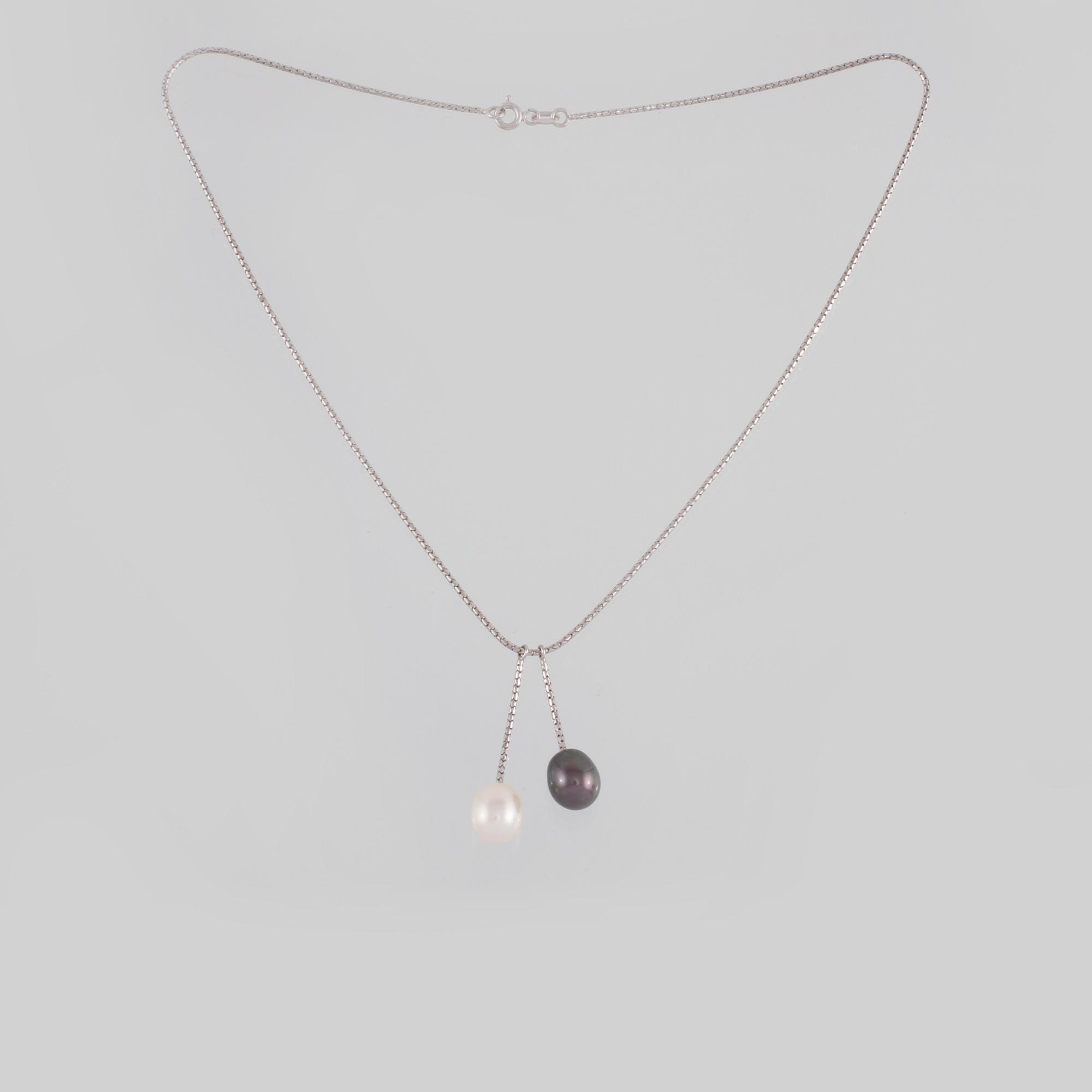 COLLIER, 18K vitguld med 2 odlade pärlor. Vikt 4,7 gram.