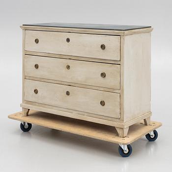 A chest of drawers, 19th century.