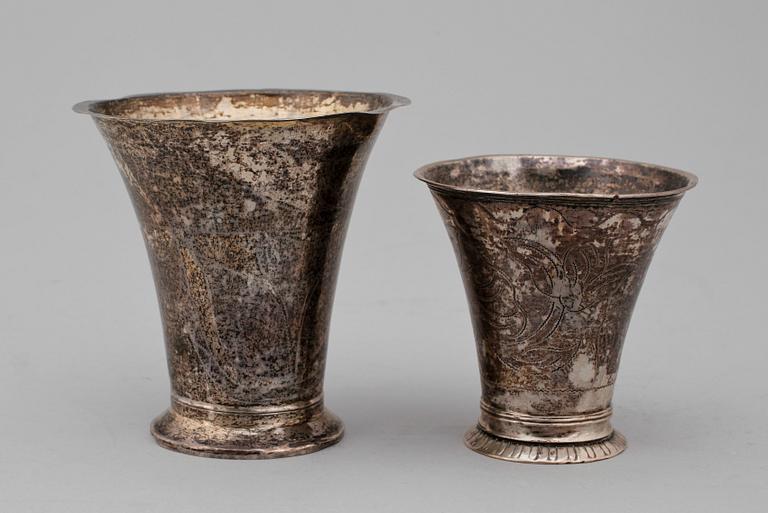 BÄGARE, 2 st, silver, en troligen Carl Fredrik Blom, Stockholm,  1800-talets början. Vikt ca 80 g.