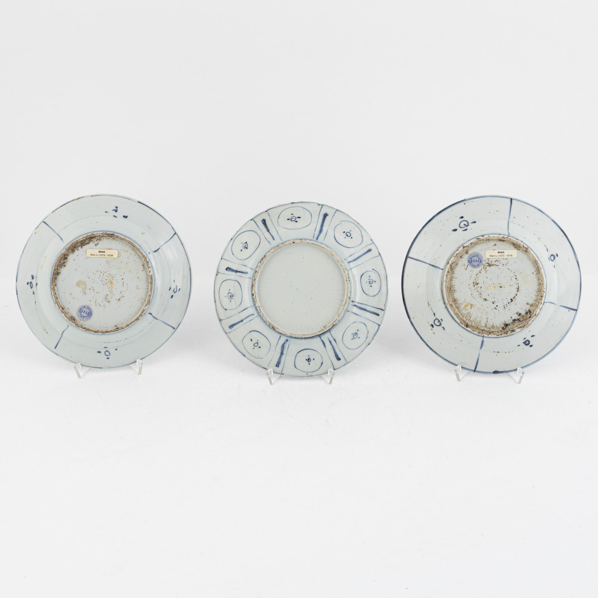 Three blue and white kraak dishes, Ming dynasty, Wanli (1572-1622).