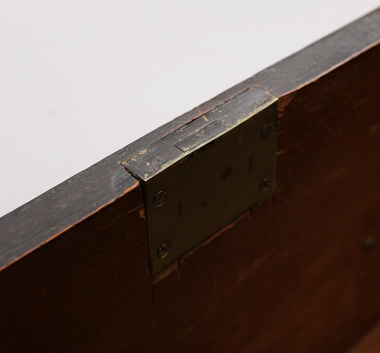 KLÄDSKÅP, England, 1900-talets första hälft.