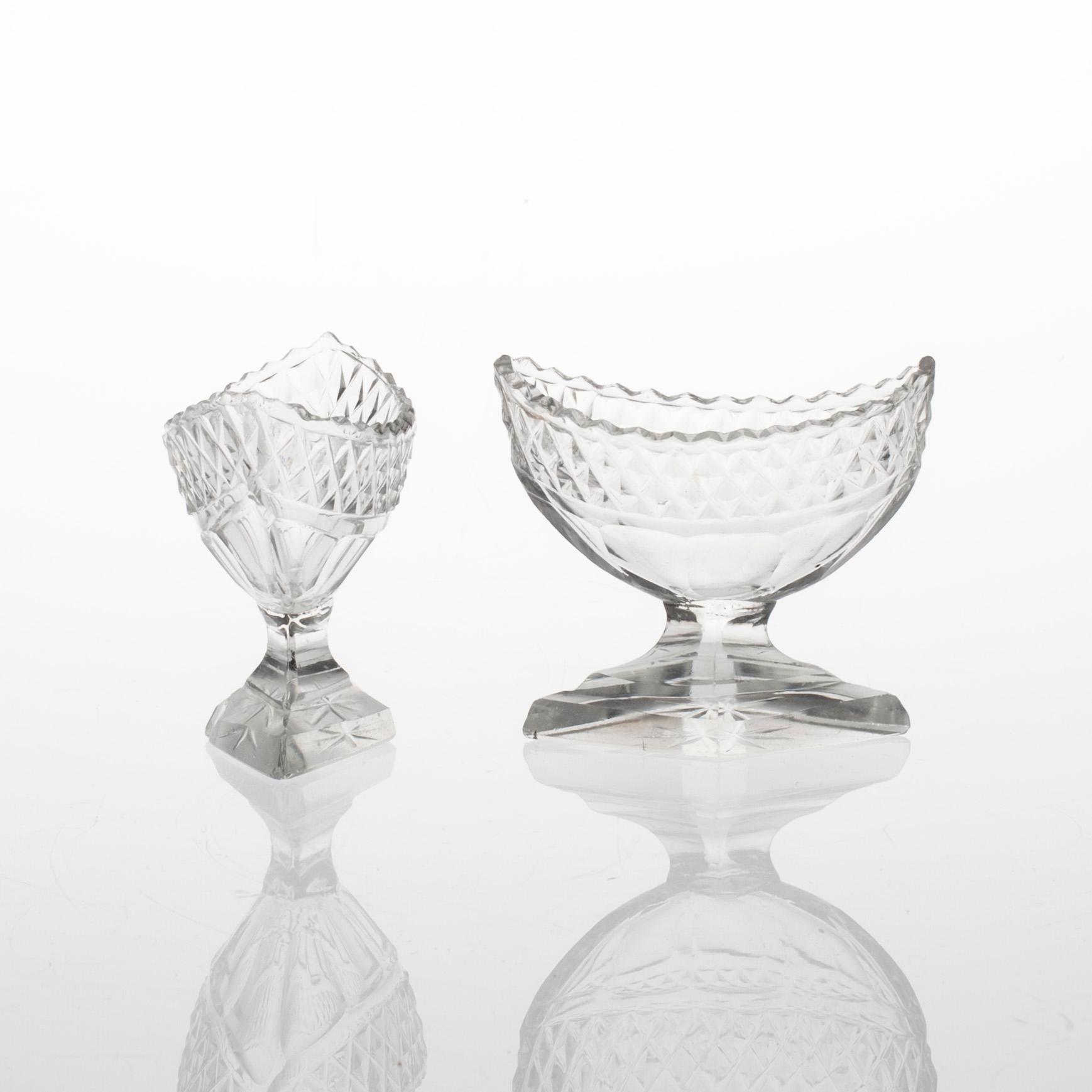SALTKAR, ett par, glas, empire, 1800-talets första hälft.