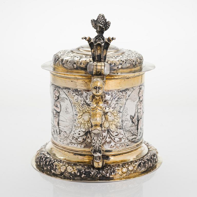 A parcel-gilt tankard, presumably German, with indistinct marks, around the turn of the 17th/18th century. Baroque.