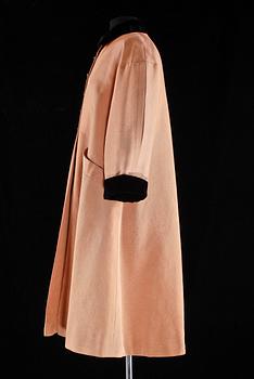 A 1960s beige silk coat by Märthaskolan.