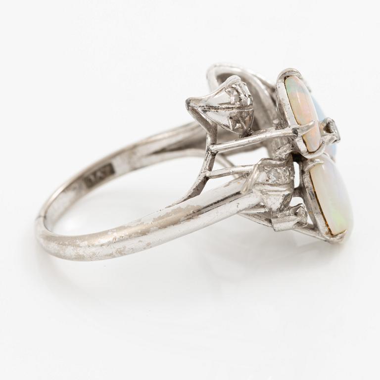 Ring, 14K vitguld med opaler och åttkantslipade diamanter.