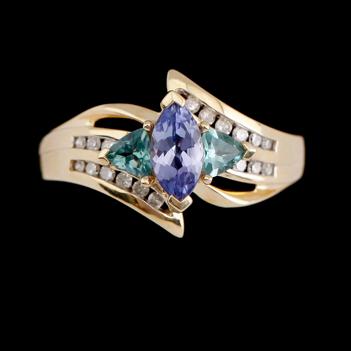 RING, 10 k guld, tanzaniter, peridoter och briljantslipade diamanter. Vikt ca 3,8 g.