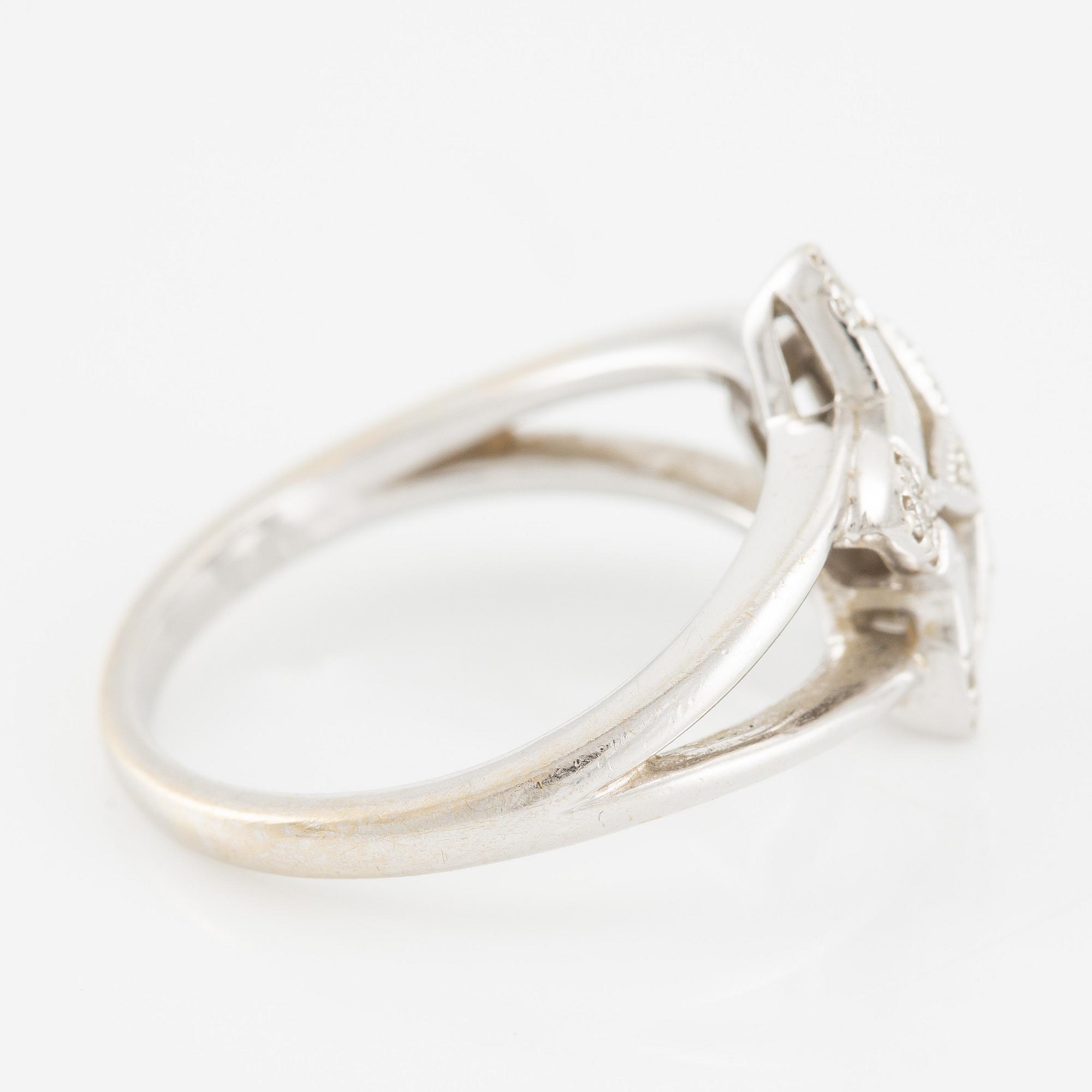Ring, 18K vitguld i form av stjärna med briljantslipade diamanter.