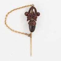 Nålbrosch pin guld med granater i form av ekollon, omkring sekelskiftet 1900.