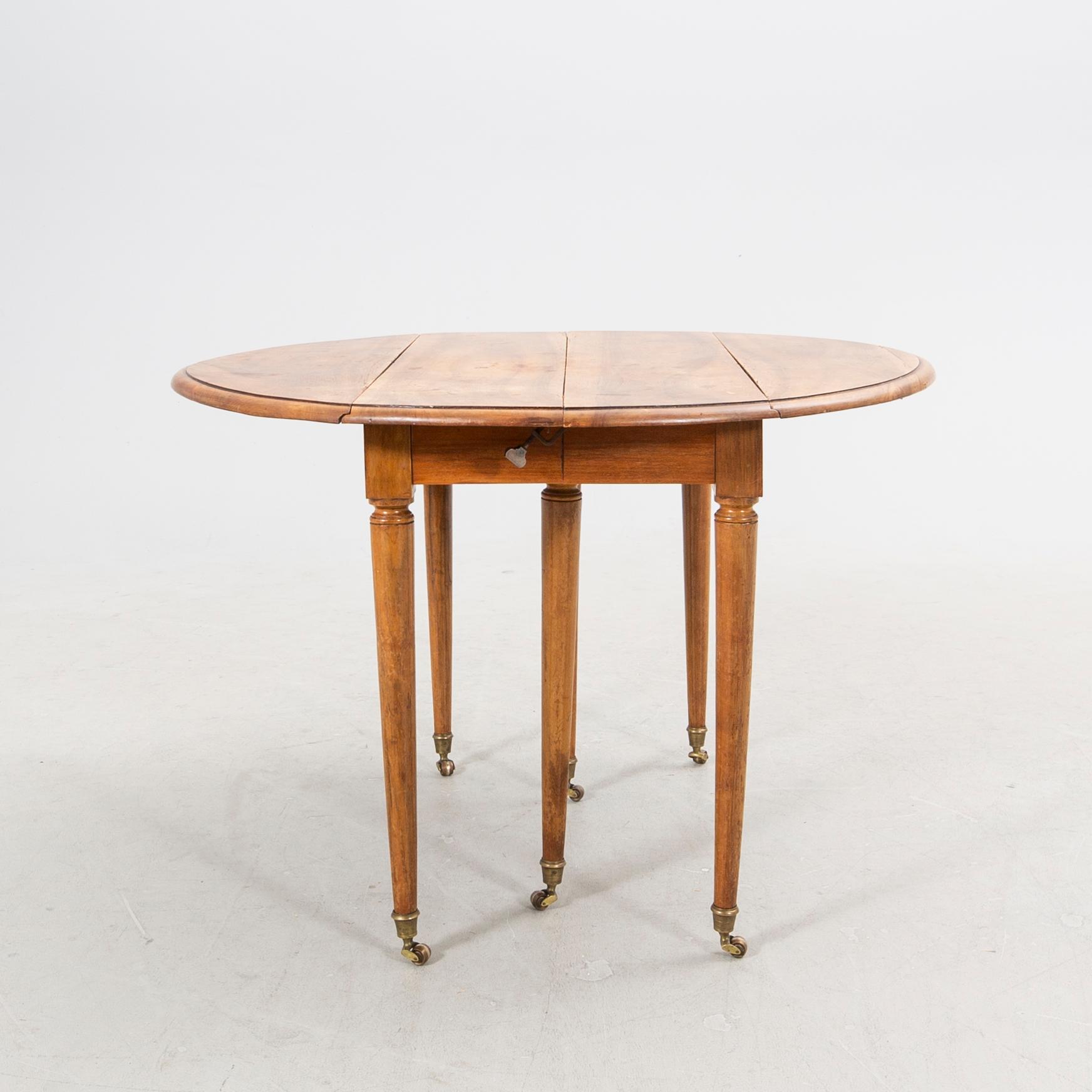 Bord 1800-talets första hälft.