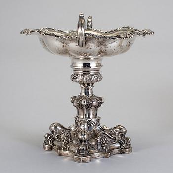 TAZZA, silver, William Lyon, Göteborg, 1856. Vikt ca 620 gram.