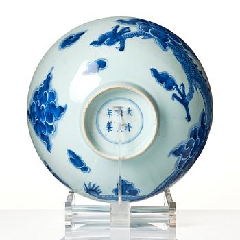 A blue and white four clawed  dragon bowl, Qing dynasty, 18th Century.