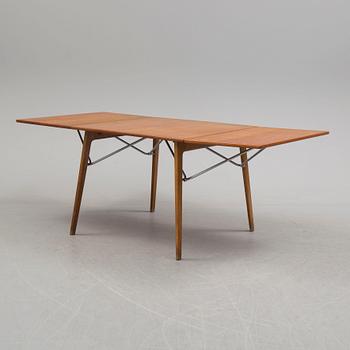 BØRGE MOGENSEN, a teak and oak dining table model 162, Søborg Møbelfabrik Denmark 1950's.