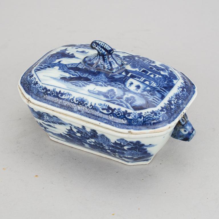SMÖRTERRIN, porslin, Qingdynastin, Qianlong (1736-95).