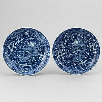 A pair of blue and white dragon dishes, Modern.