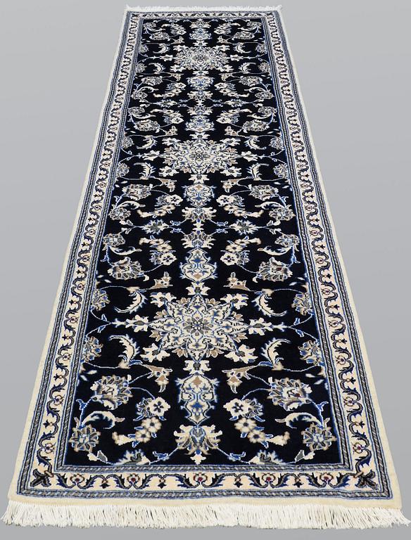 Gallerimatta, Nain, ca 290 x 78 cm.