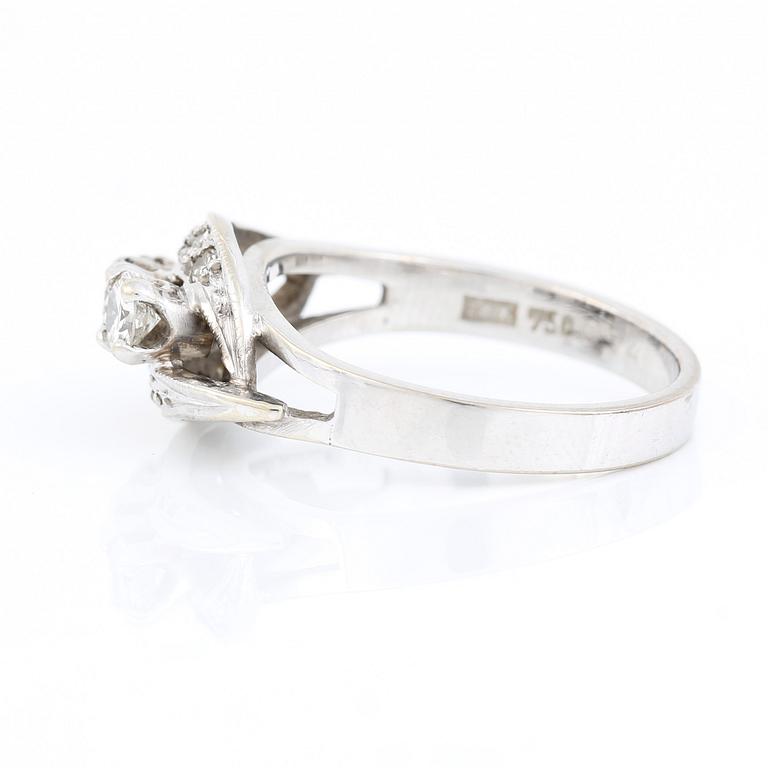 RING, 18K vitguld med briljant och åttkantslipade diamanter, tot ca 0,57 ct. Vikt ca 4,09 g.