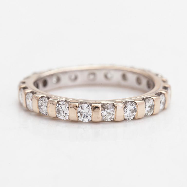 Ring, 18K guld helallians med briljantslipade diamanter, totalt ca 1.05 ct.