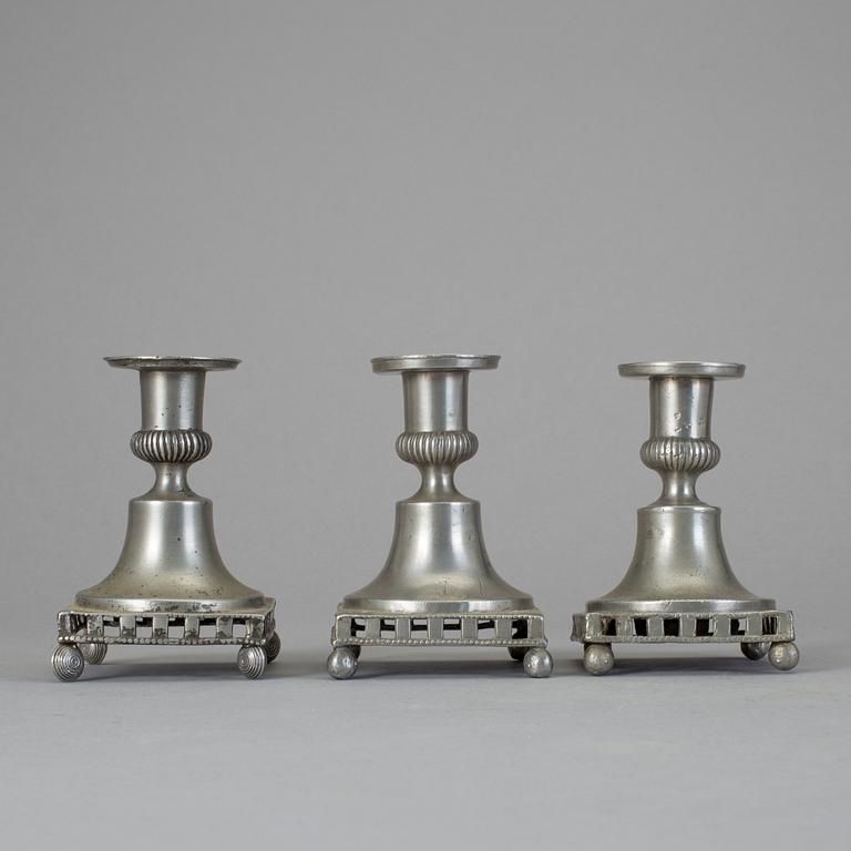 LJUSSTAKAR, 3 st snarlika, tenn, oidentifierade stämplar, sannolikt bla Stockholm, 1800-talets första hälft.