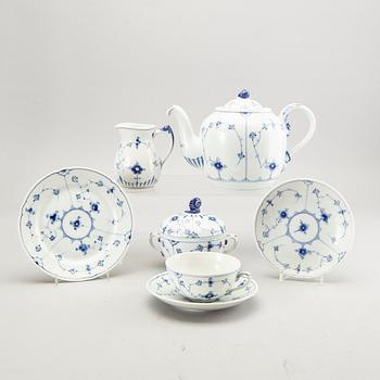 A 26 pcs Musselmalet tea service  from Bing & Gröndahl Denmark later part of the 20th century.