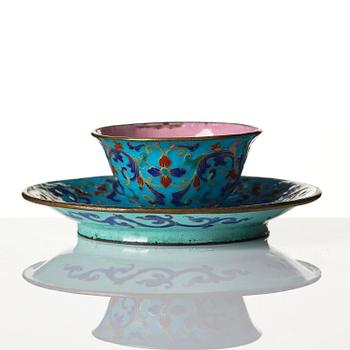 Bägare samt kopp med fat, emalj på koppar. Qingdynastin, 1700/1800-tal.