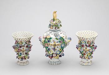 POTPURRIURNA MED ett par VASER, porslin, Europa 1800-tal.