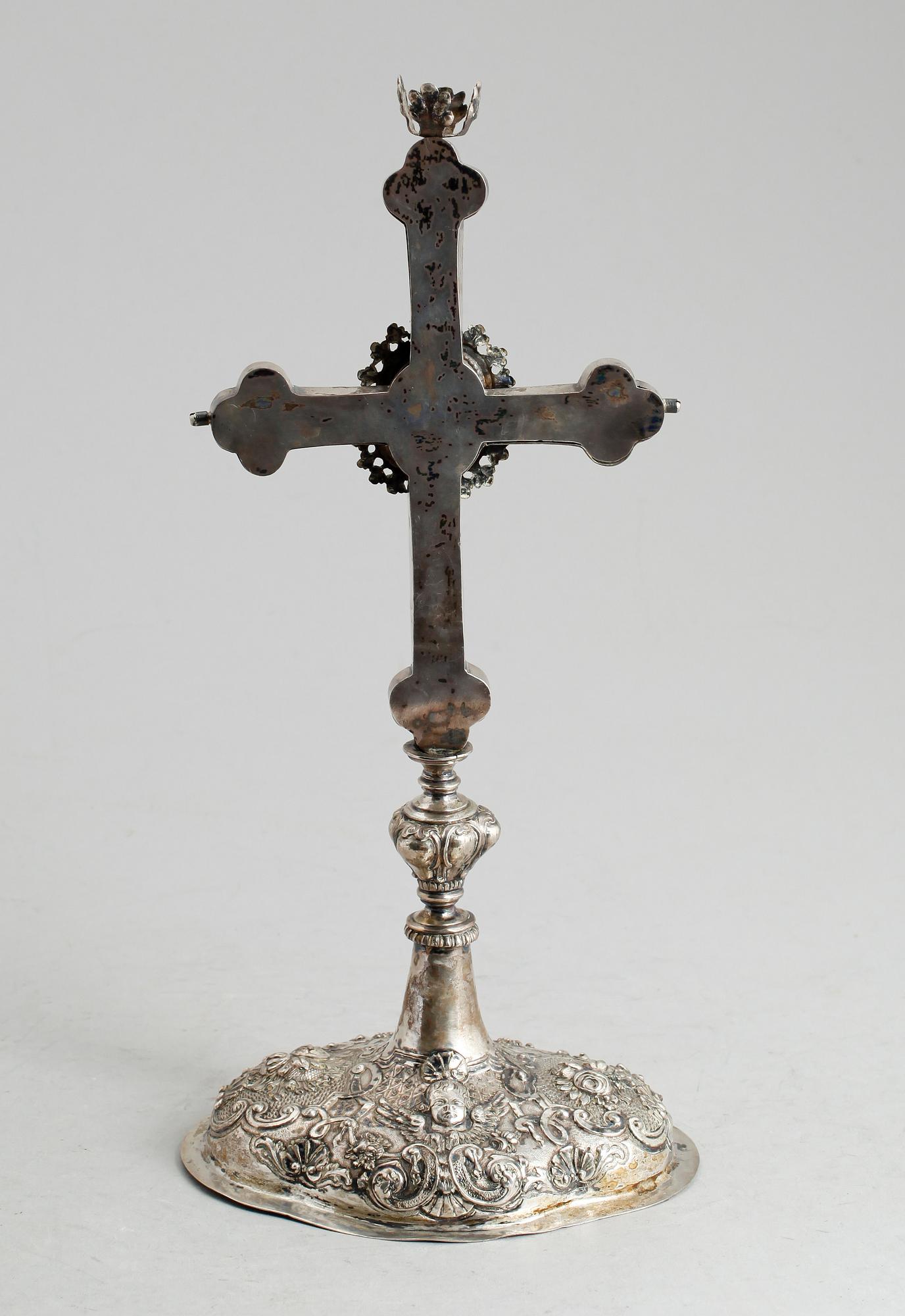 KRUCIFIX, silver, otydliga stämplar, sannolikt 1800-tal. Vikt ca 311 gram.