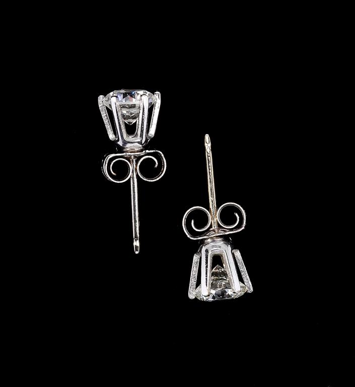 ÖRHÄNGEN, platina med briljantslipade diamanter, tot ca 0,80 ct.