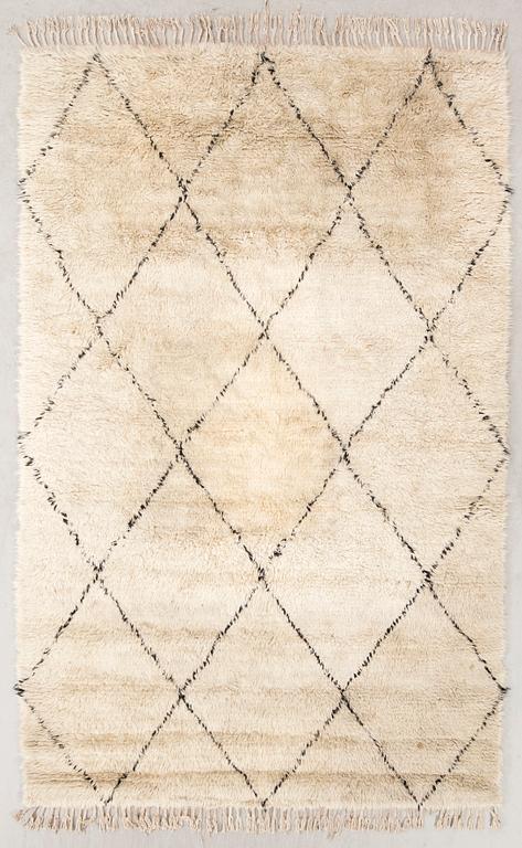 A Moroccan carpet approx 293x203 cm.