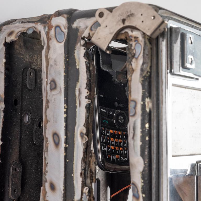 Jason Matthew Lee, hårddiskmagneter, djurfälla, modifierad betaltelefon. Utförd 2017.