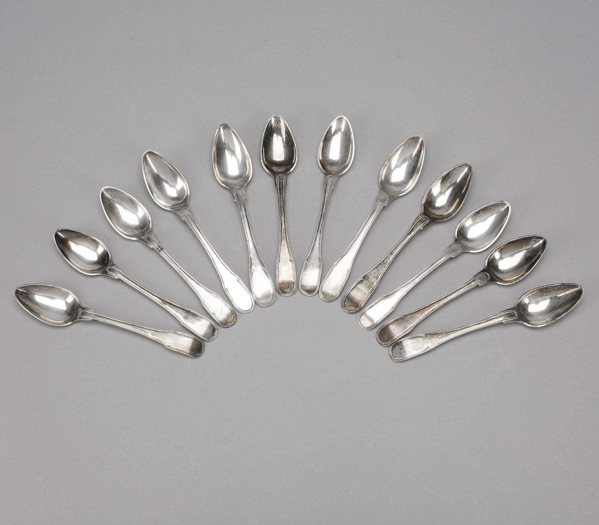 TESKEDAR, 12 st mycket snarlika, silver, mest Nils Johan Åström och Sundsvall 1830-40-tal. Tot ca 275 gram.