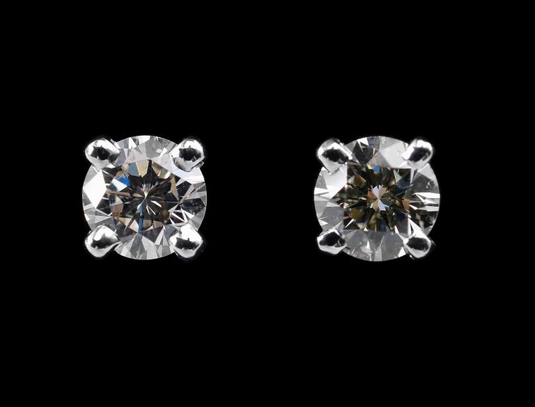 A PAIR OF EARRINGS, brilliant cut diamonds c. 1.27 ct. 18K white gold.