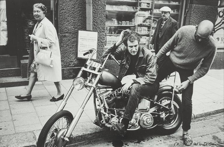 Carl Johan De Geer, Krister Broberg (Frasse) och Jan Lööf (Janos) i civila kläder, under en paus när Tårtan spelades in.