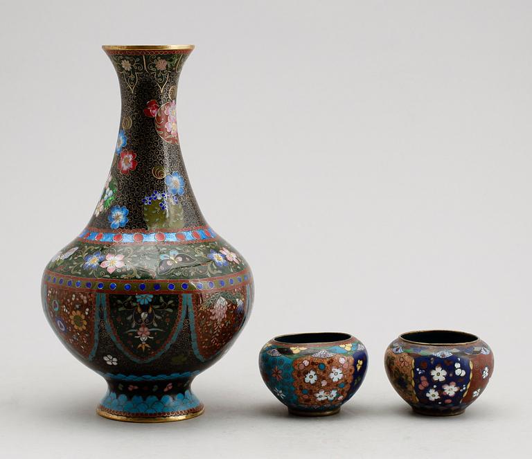 VAS SAMT SKÅLAR, 1 par, emaljdekor, Kina.