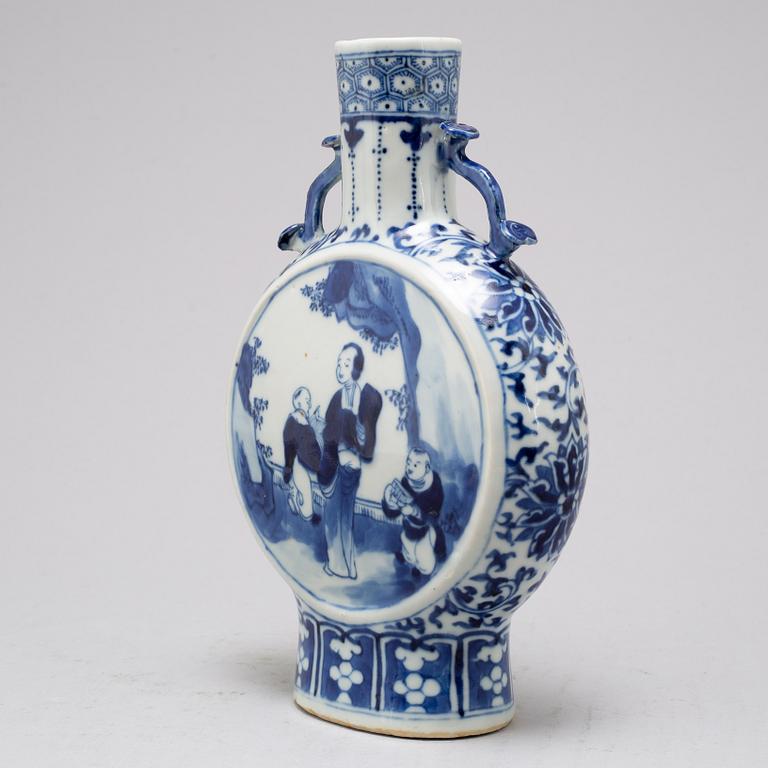 A blue and white moon flask, Qing dynasty, late 19th century.