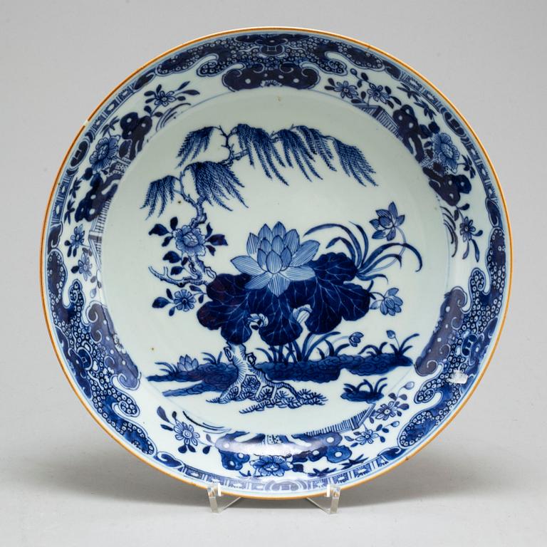 A blue and white serving dish, Qing dynasty, Qianlong (1736-95).