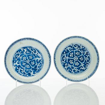 A pair of blue and white dishes, Ming dynasty (1368-1644).