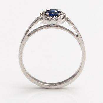 A 14K white gold ring with a sapphire and diamonds ca. 0.07 ct in total. Kultajousi 2016.