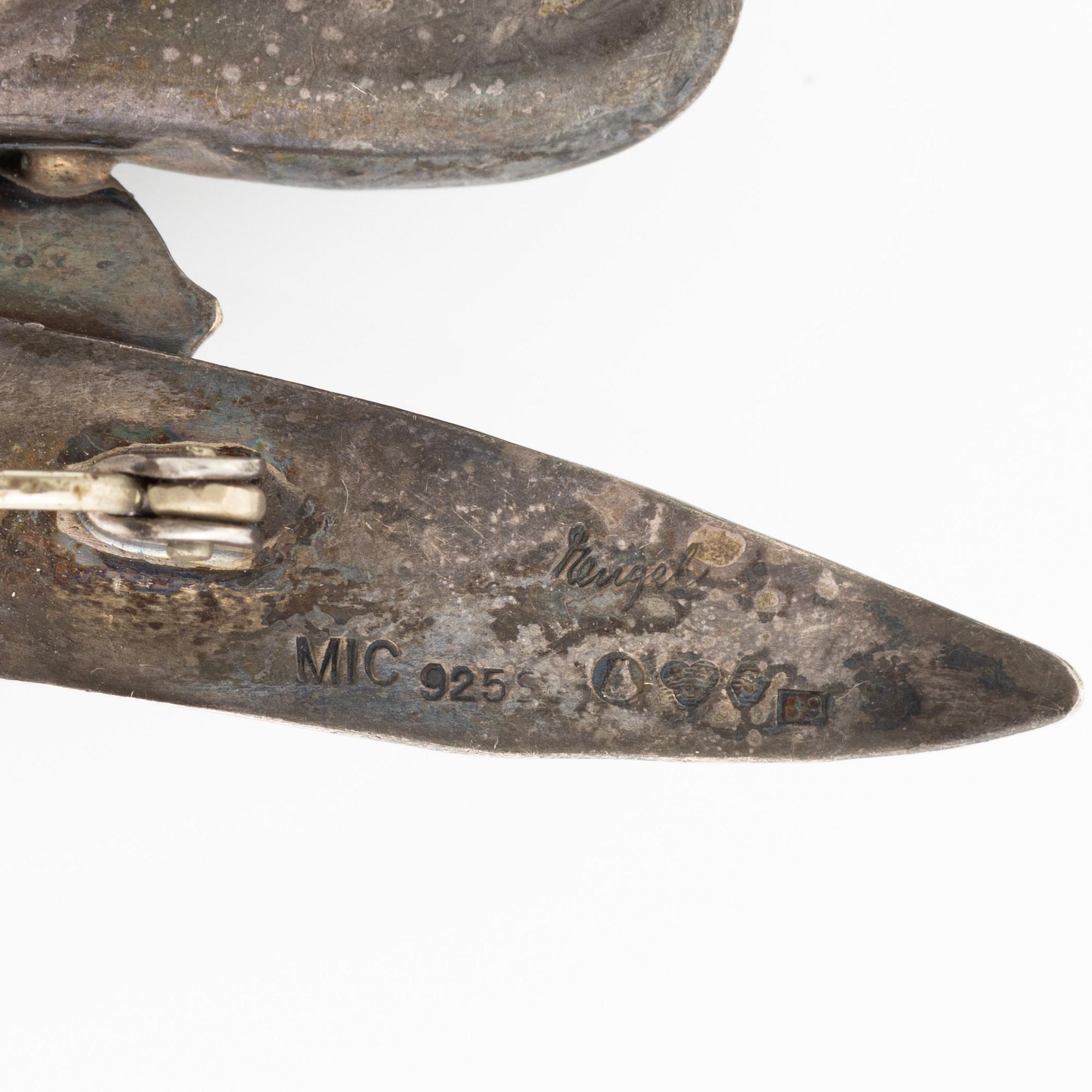 Två broscher, sterlingsilver med stenar, Michelsen, Stockholm 1952 och Per Sköld, Stockholm 1952.