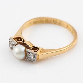 Ring in 18K gold with a pearl and two round brilliant-cut diamonds.