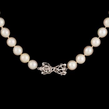 Cultured pearl necklace, clasp 18K white gold.
