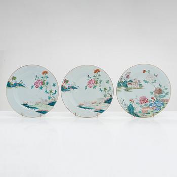 A set of three famille rose plates, Qing dynasty, Qianlong (1736-95).