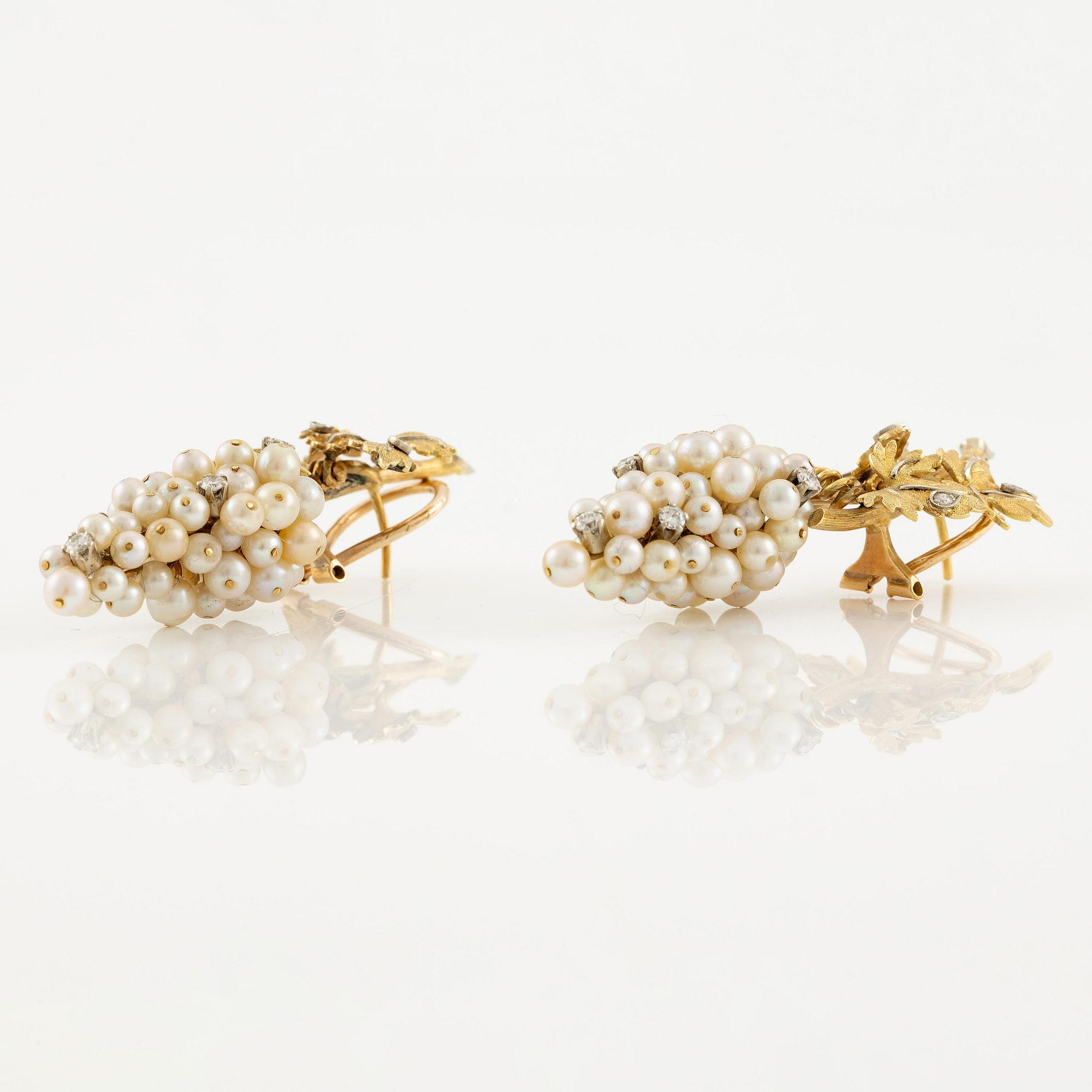 A pair of earrings and a brooch in 18K gold in the form of grapes with pearls and round brilliant-cut diamonds.