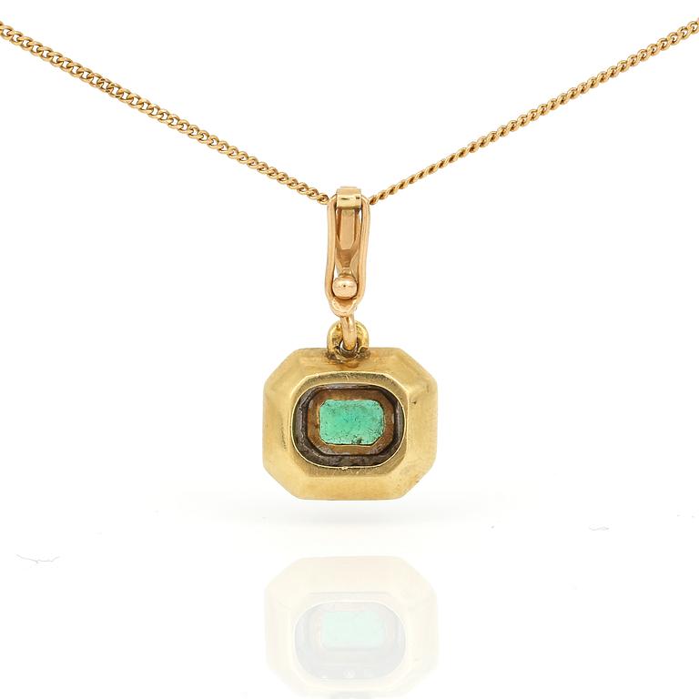 HÄNGE samt KEDJA, 18K guld med smaragdslipad smaragd ca 0,58 ct och små diamanter, tot ca 0,18 ct. Total vikt ca 5,39 g.