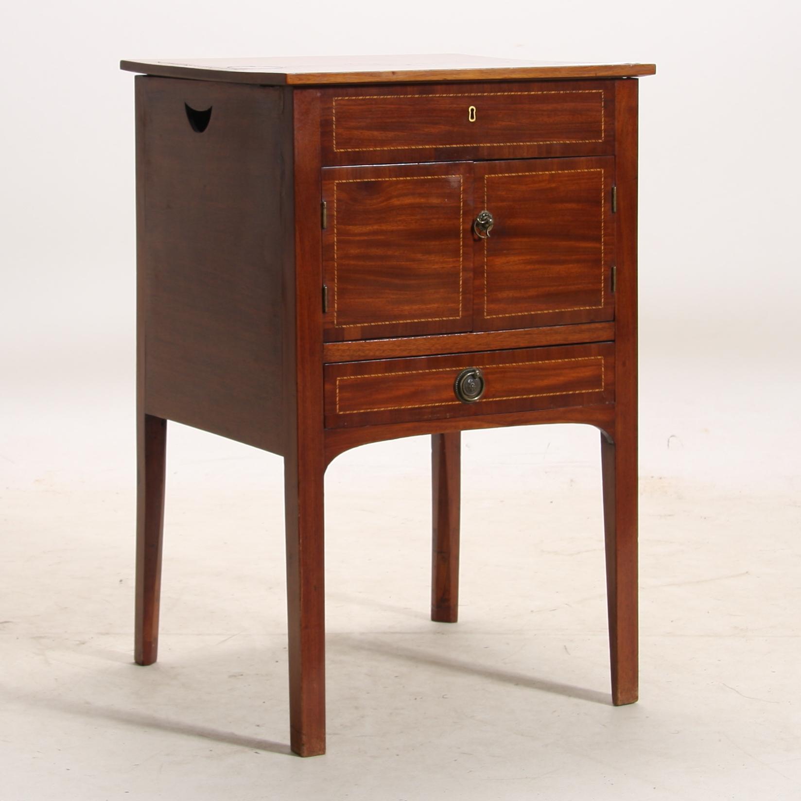 POTTSKÅP, England, 1800-tal.