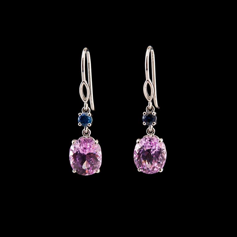 A PAIR OF EARRINGS, Pakistani pink kunzites 7.60 ct, 2 blue sapphires 0.40 ct. 14K gold.