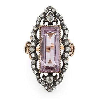 566. An 18K gold and silver ring  with a faceted topaz and rose-cut diamonds, 19th century.