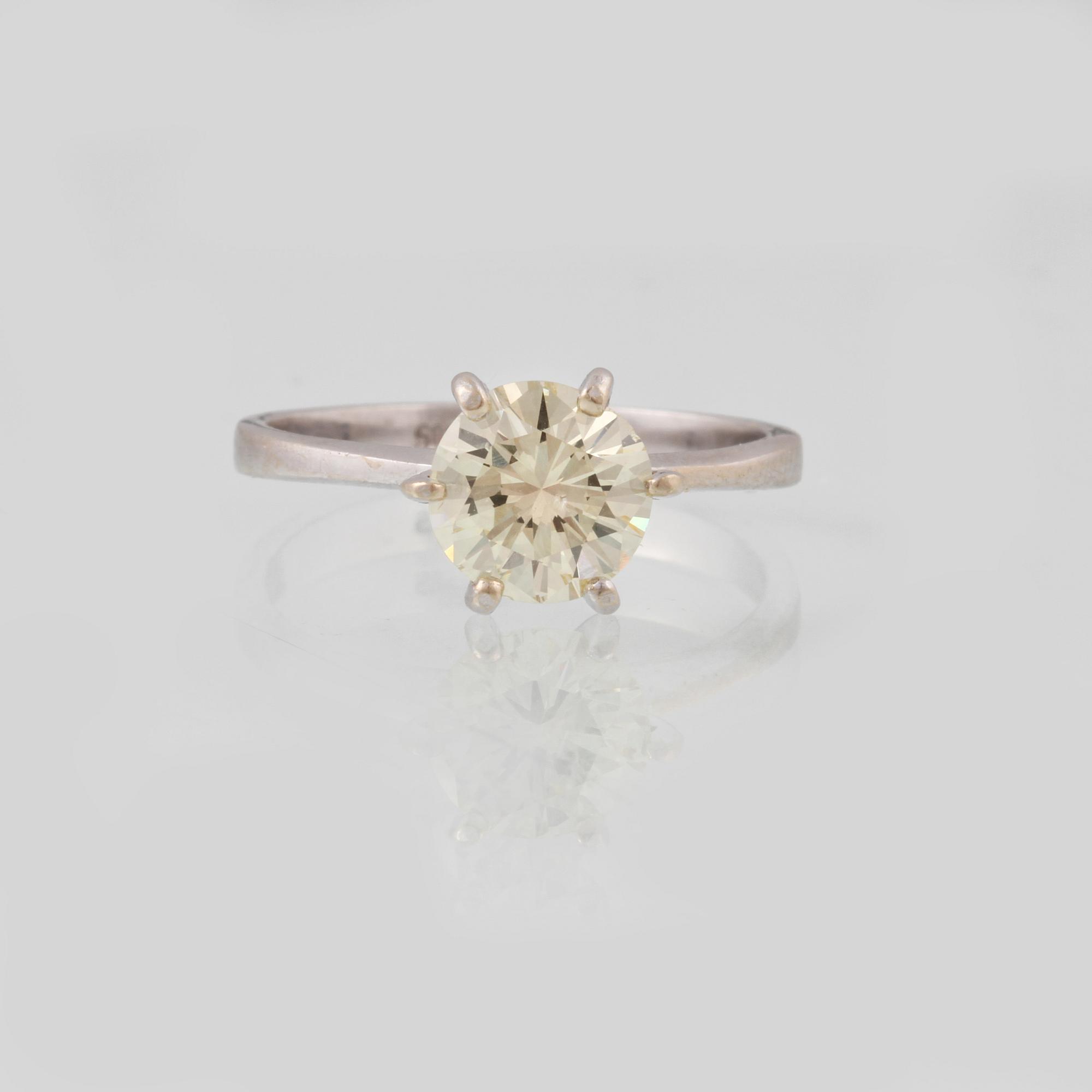 RING, vitguld med briljantslipad diamant ca 1.50 ct. Vikt 2,4 gram.