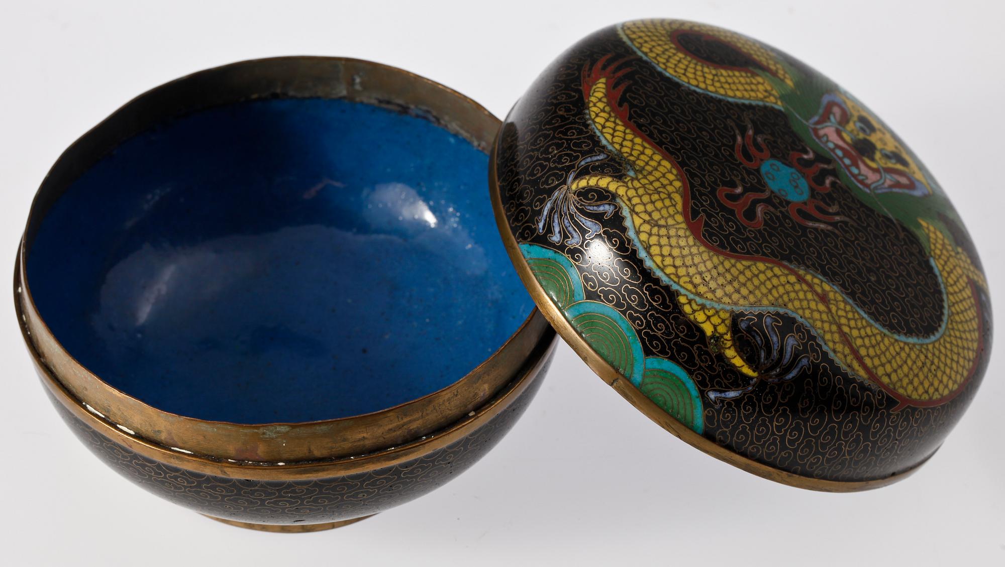 LOCKDOSA. Cloisonne. Kina. 1900-tal.