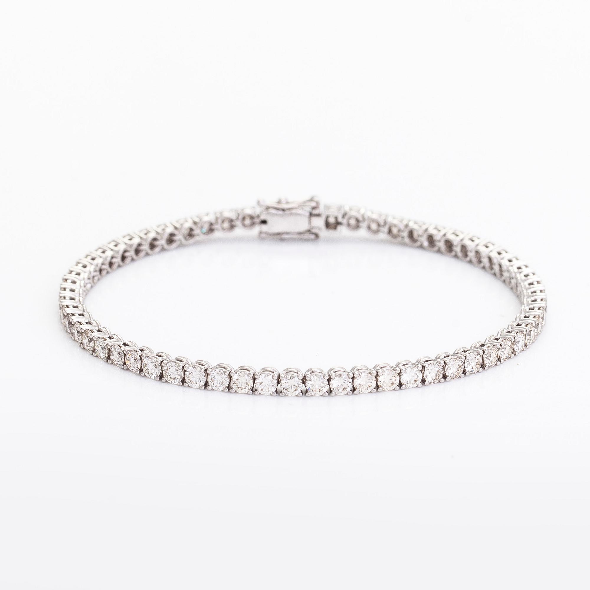 Tennisarmband, 18K vitguld, med briljantslipade diamanter.