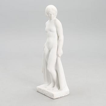 A MARBLE SCULPTURE OF A LADY.